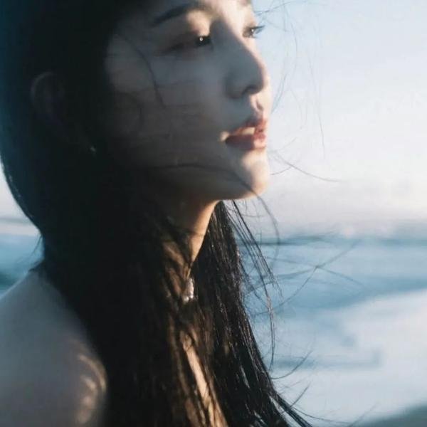坐推土机的少女